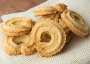 Вкусное песочное печенье за 10 минут: рассыпчатая выпечка к чаю (ВИДЕО)