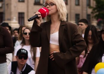«Если бы я сомневалась — меня бы здесь не было»: известная певица вернулась на «Караоке на майдане» спустя много лет после победы