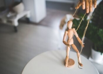 Почему не стоит делиться своей радостью даже с родственниками: золотые правила психологии влияния