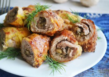 Это блюдо и праздничное, и диетическое: как приготовить куриные рулетики (РЕЦЕПТ)