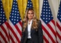 Мелания Трамп задает тренд на штанные костюмы: первая леди США покорила элегантным образом в Белом доме (ФОТО)