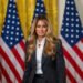 Мелания Трамп задает тренд на штанные костюмы: первая леди США покорила элегантным образом в Белом доме (ФОТО)