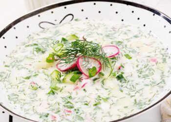 Так окрошку готовят шеф-повара: что добавить для лучшего вкуса (ВИДЕО)