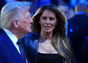 Декольте и туфли на шпильке: Мелания Трамп показала, как одеться, чтобы быть в центре внимания (ФОТО)