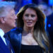 Декольте и туфли на шпильке: Мелания Трамп показала, как одеться, чтобы быть в центре внимания (ФОТО)