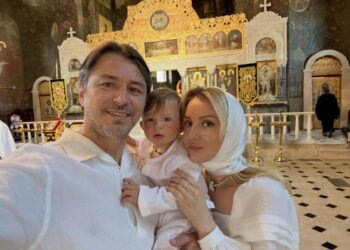 Притула крестил маленького сына в поврежденной Лавре и впервые показал его лицо (ФОТО)