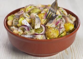 Идеальный салат с молодой картошечкой: удивительное сочетание вкусов (ВИДЕО)