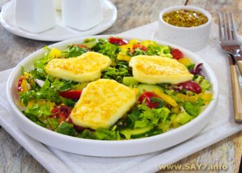 Салат с жареным халуми