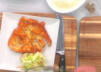 Забудьте об обычных отбивных: как приготовить сочное мясо «Тонкацу» с хрустящей корочкой (РЕЦЕПТ + ВИДЕО)