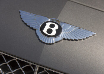 Bentley показала тизер свого першого електромобіля Bentley Torcal і назвала дату дебюту