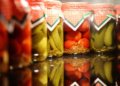 Эти два вида зелени обязательно класть в банки с помидорами и огурцами: это не петрушка и не укроп