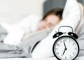 Утром будете чувствовать себя бодрыми и отдохнувшими: как научиться вставать без раздражительного будильника