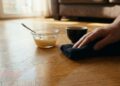Сделайте такую хитрую штуку во время уборки: как за считанные секунды убрать царапины из деревянного пола