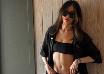 36-летняя Надя Дорофеева показала формы в купальнике: Кацурин не смог подобрать слова, когда увидел жену (ФОТО)