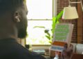 AirPods з камерами показали на відео: навушники отримають Visual Intelligence