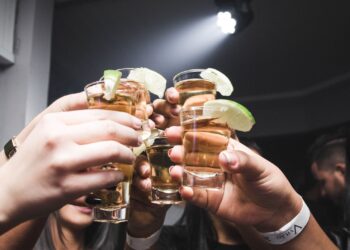Удивят всех гостей и не будут звучать банально: лучшие тосты, которые всегда уместны на любом празднике