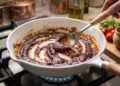 Секрет насыщенного цвета и глубокого вкуса: простое действие с томатной пастой, о которой молчат повара