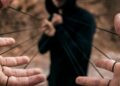 Фразы-ловушки, от которых вы теряете контроль: как распознать незаметную манипуляцию в разговоре