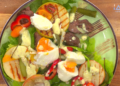 Как приготовить дома изысканный теплый салат с куриной печенью и яблоками-гриль, которому позавидуют даже шеф-повара (ВИДЕО)