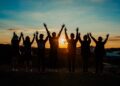Музыкальные хиты, от которых сходит с ума молодое поколение: лучшие песни (ВИДЕО)
