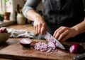 Глаза больше не будут печь: 5 простых и действенных лайфхаков, как нарезать лук без слез