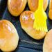 Секрет глянцевой корочки, как из кондитерской: 6 вариантов, чем смазать выпечку дома