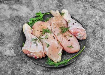 Большинство зря переплачивает: какая часть курицы на самом деле самая полезная и выгодная