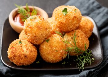 Получаются золотистые, хрустящие, да ещё и с нежным соусом: как приготовить идеальные картофельные крокеты дома (РЕЦЕПТ)