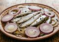 Тает во рту, а цена просто смешная: как вкусно и быстро замариновать мойву с лучком дома (РЕЦЕПТ)