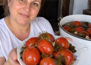 Тот самый вкус из детства: как правильно замариновать помидоры на зиму без уксуса и варки (РЕЦЕПТ)