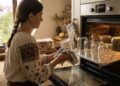 Бабушкин метод больше не нужен: как быстро стерилизовать банки для консервации с помощью подручных средств