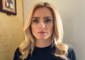 «Учусь жить дальше»: Федишин впервые после потери дочери показалась с сыновьями в больничной палате (ФОТО)