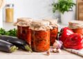 Лучше любого лечо: рецепт невероятно вкусного салата из баклажанов и перца на зиму