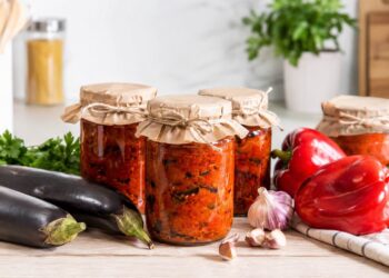 Лучше любого лечо: рецепт невероятно вкусного салата из баклажанов и перца на зиму