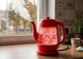 Сверкает как новый за 10 минут: дешевое средство из кухни, которое идеально отмоет любой чайник