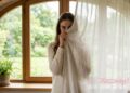Выглядеть как модель с обложки: 5 самых выгодных поз для фото у окна (ВИДЕО)